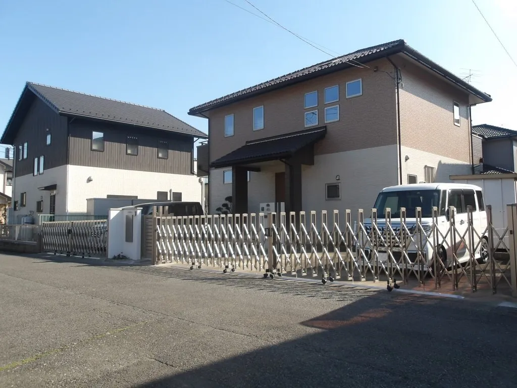 道路側の左右の開口部に三協アルミの伸縮門扉クロスゲートを設置したクローズド外構