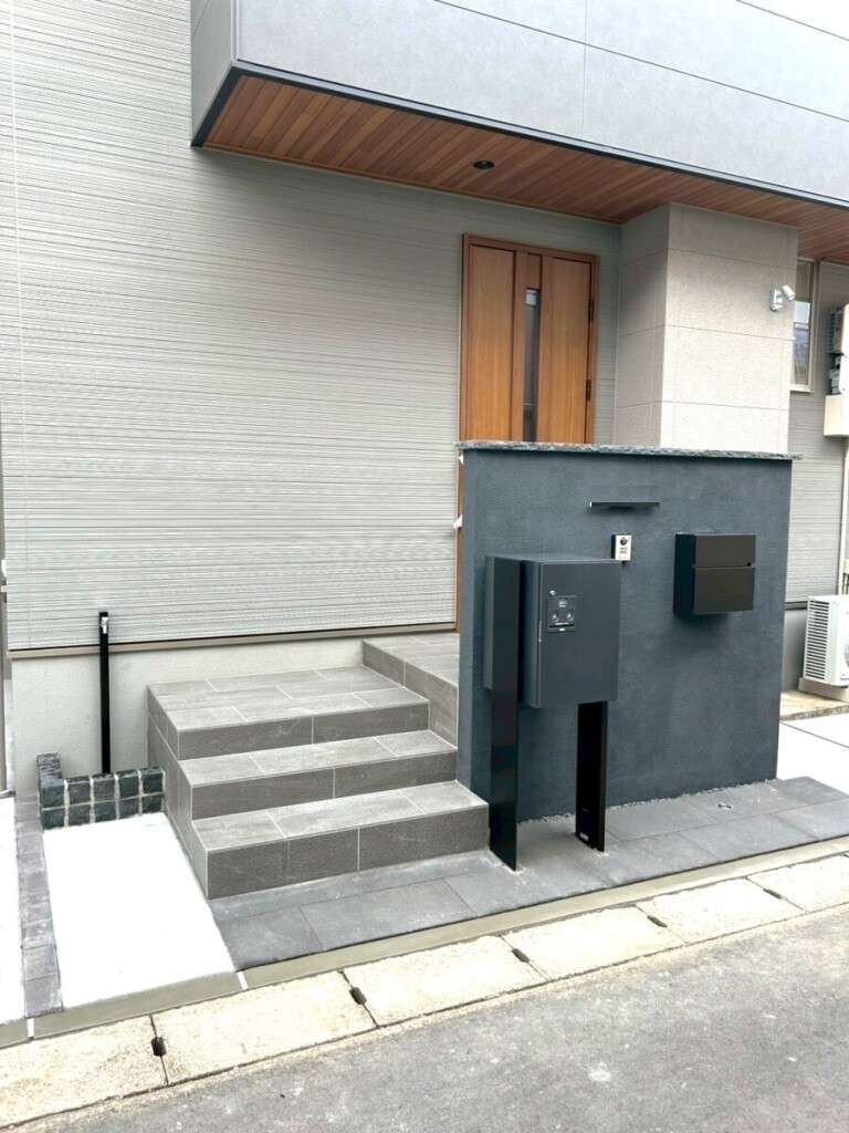 直線ラインを活かした重厚感のある玄関アプローチ