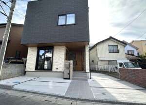 L字型の木目調門柱と宅配ボックスを配置したナチュラルな門まわりの全景