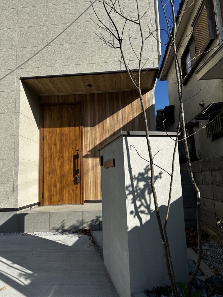 アルミ笠木とポストの配色にこだわった、建物と一体感のある門柱デザイン。