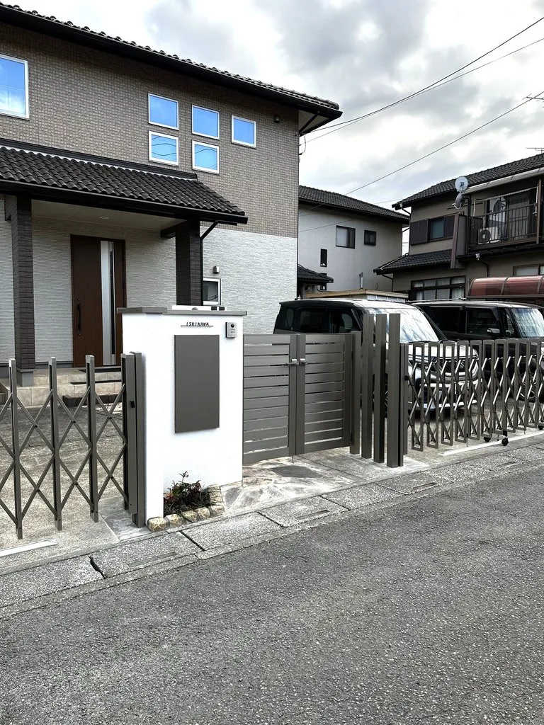 オープン外構からクローズド外構へリフォームした鳩山町の住宅外観