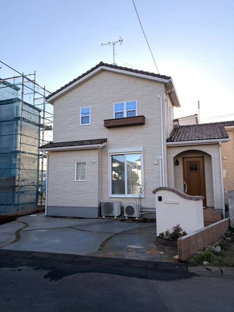 上尾市の新築外構施工例、アール門柱と自然石が迎えるナチュラルな門まわり全景