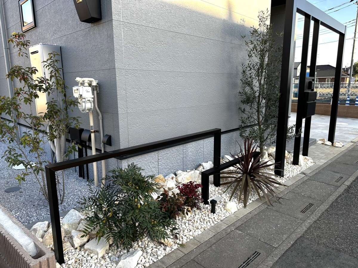 ゲートフレーム横に採用されたYKKプレリュードパーテーションと天然石(クラッシュストーンV)のディテール