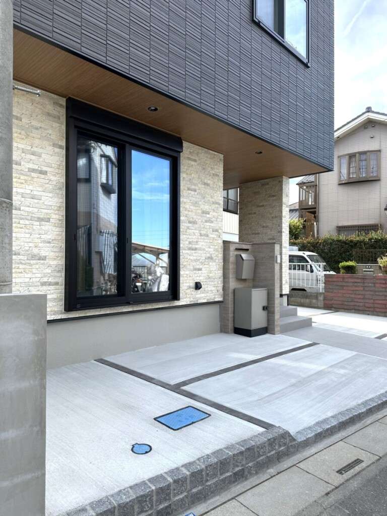 L字型門柱にすっきり収まった宅配ボックスとポストの設置状況