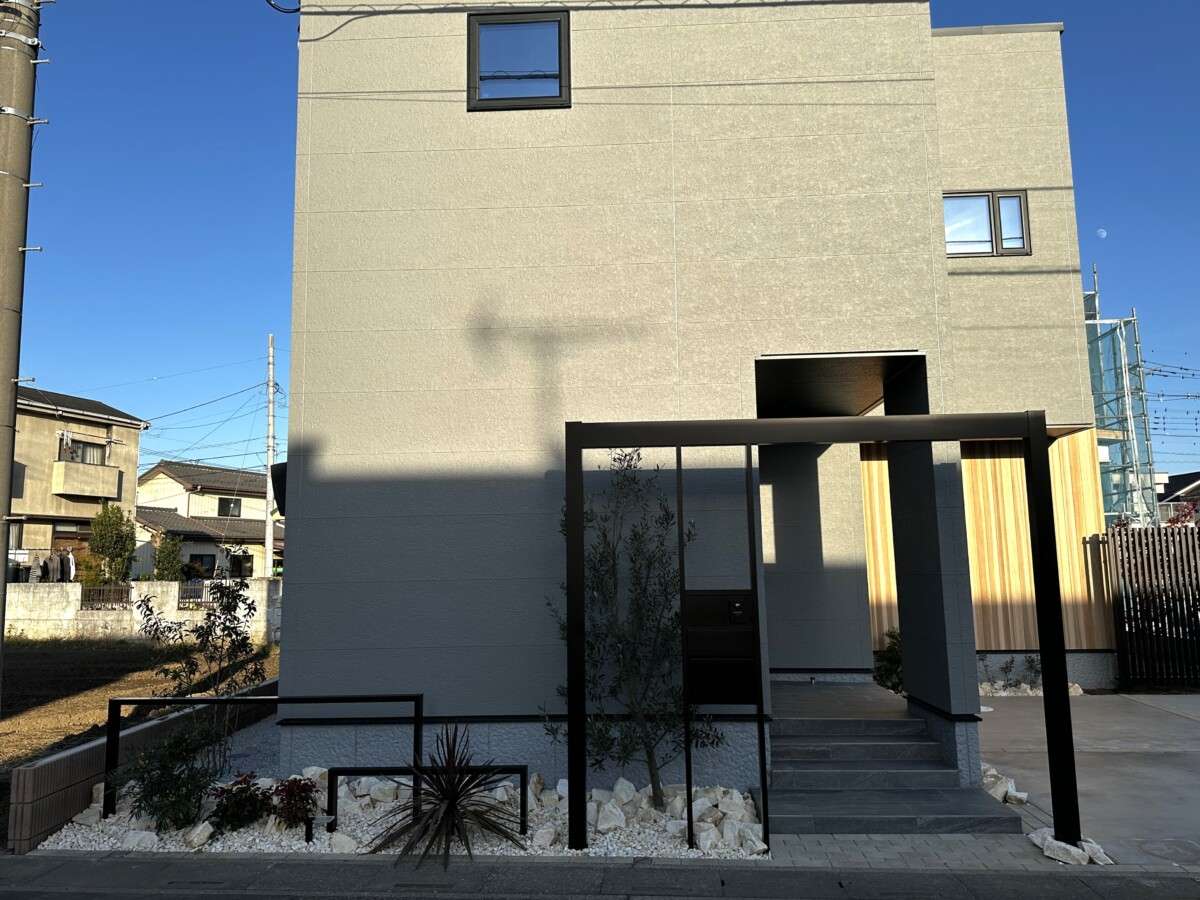 フレームゲート前の植栽(オリーブ、レッドスター)と明るい天然石(クラッシュロック)