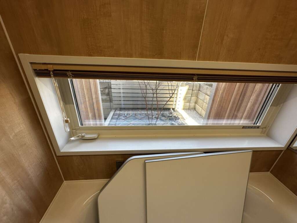 浴室から眺める和モダンの坪庭。