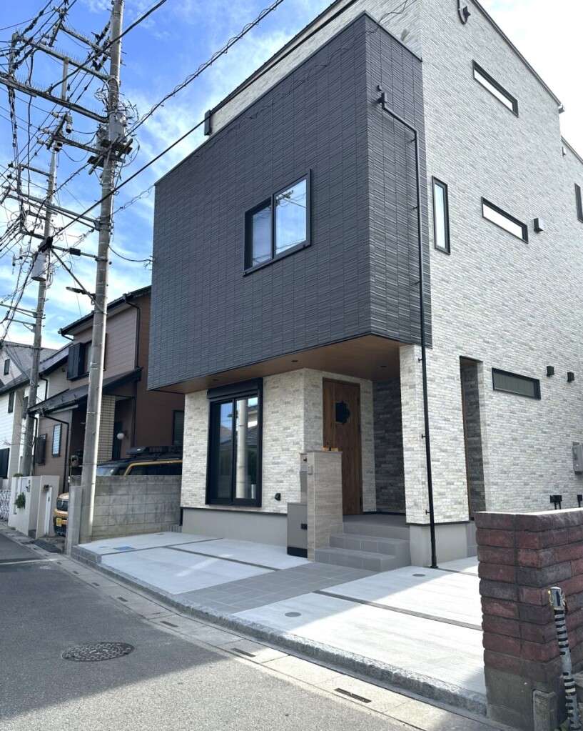 グレートーンのタイルで仕上げた玄関アプローチとポーチの全体像