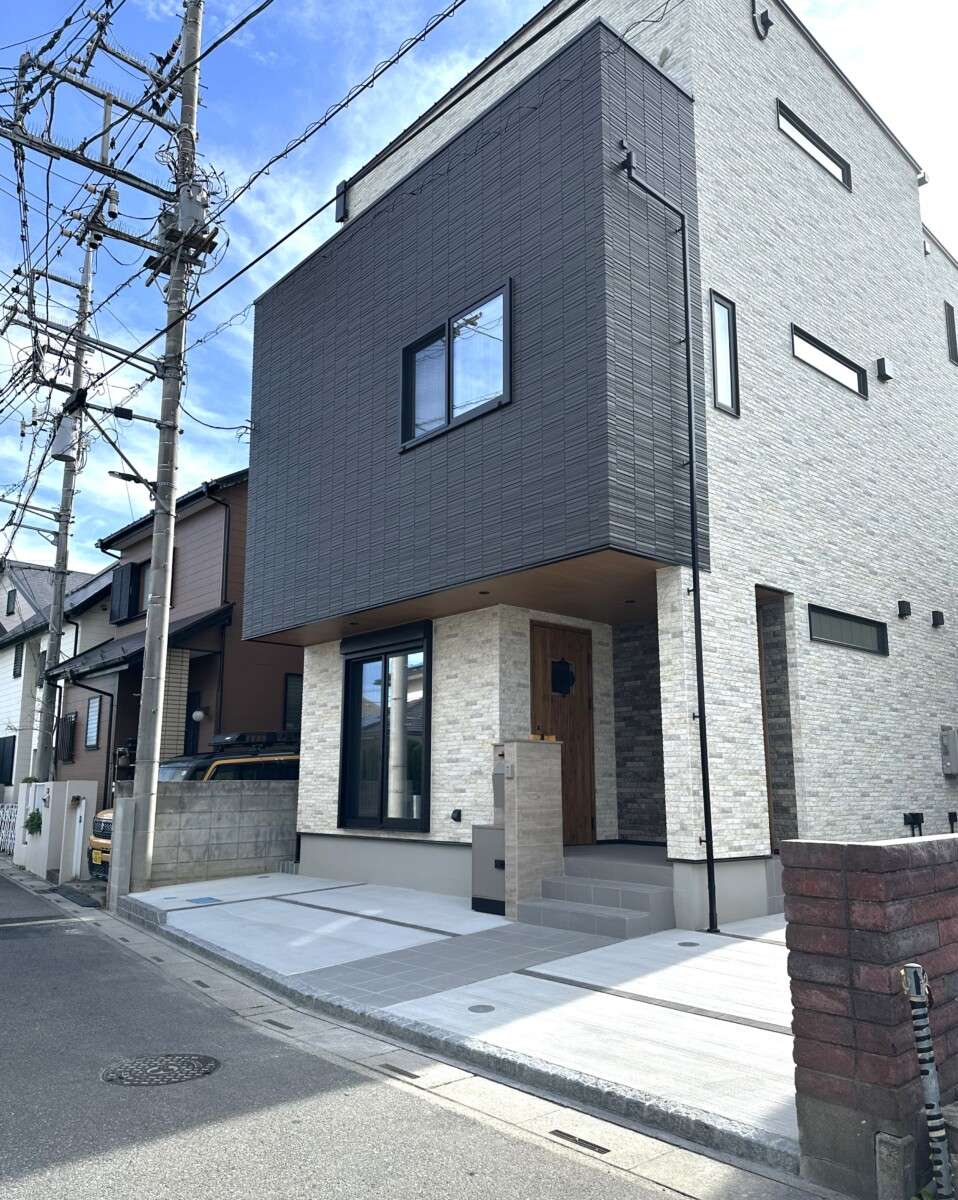 グレートーンのタイルで仕上げた玄関アプローチとポーチの全体像