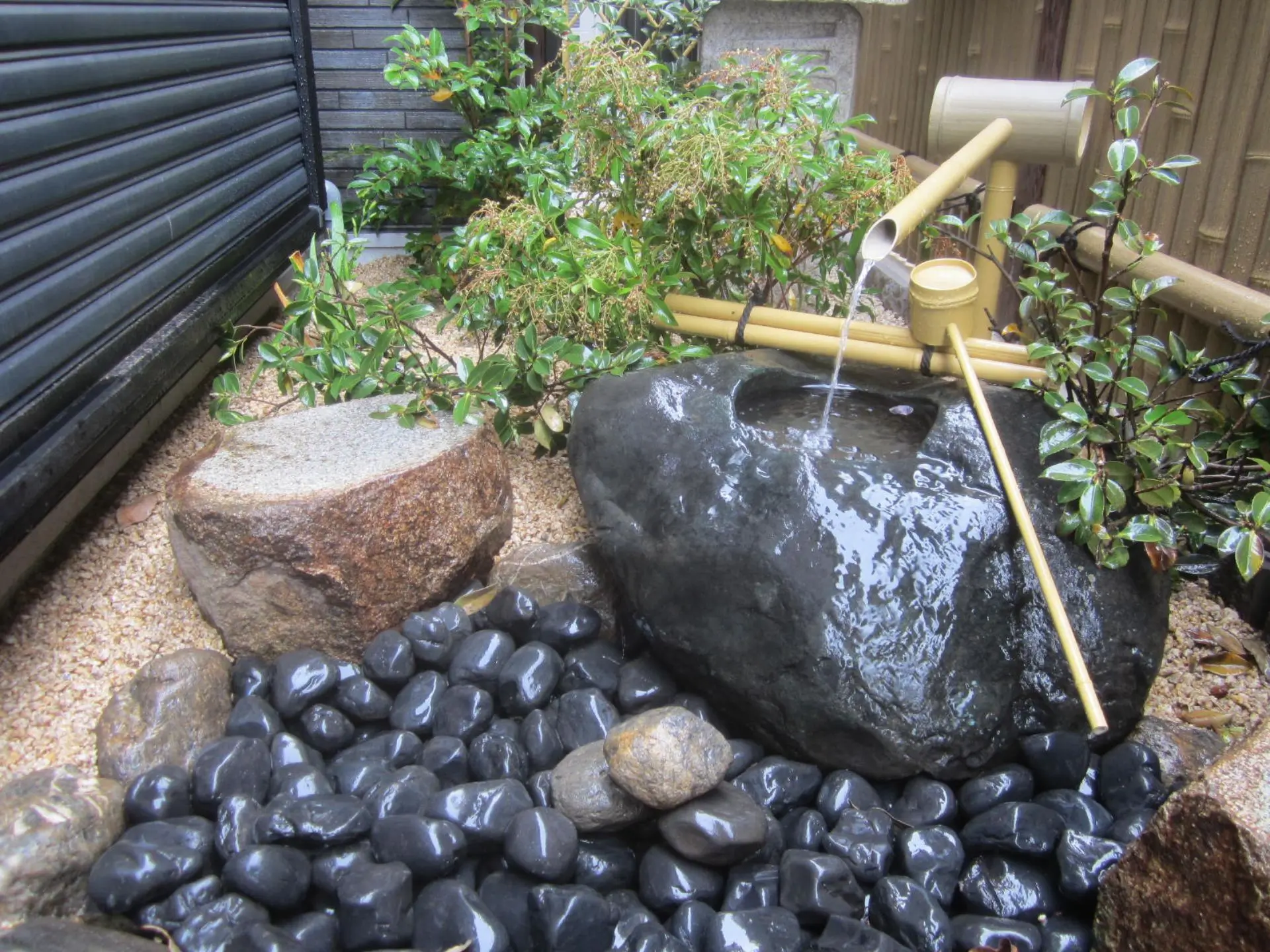 つくばいと玉砂利がおしゃれな和風箱庭の写真