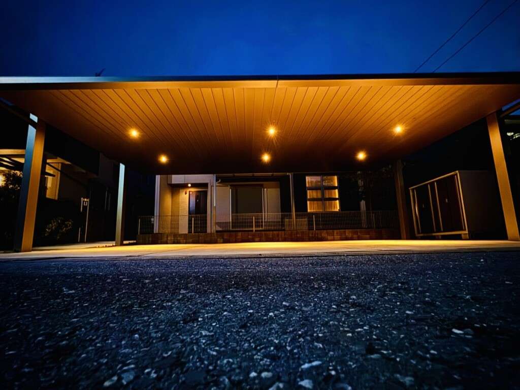正面から見たカーポートFⅡのフラットな屋根デザインの夜景