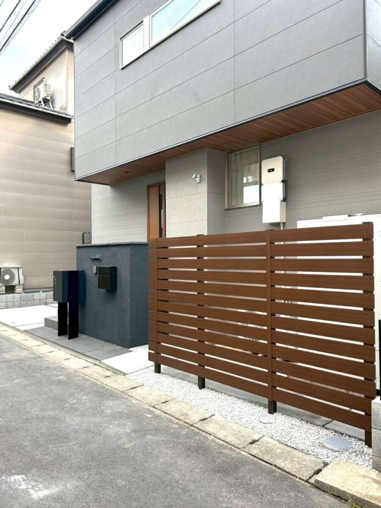 富士見市の新築外構｜グレーのタイルで仕上げた玄関アプローチとコーナー門柱