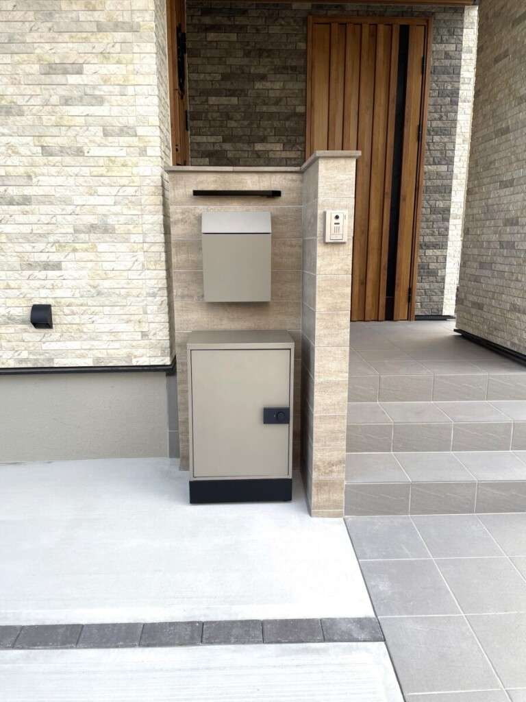 木目調タイルとナチュラルウッドキャップを組み合わせた機能門柱の近景