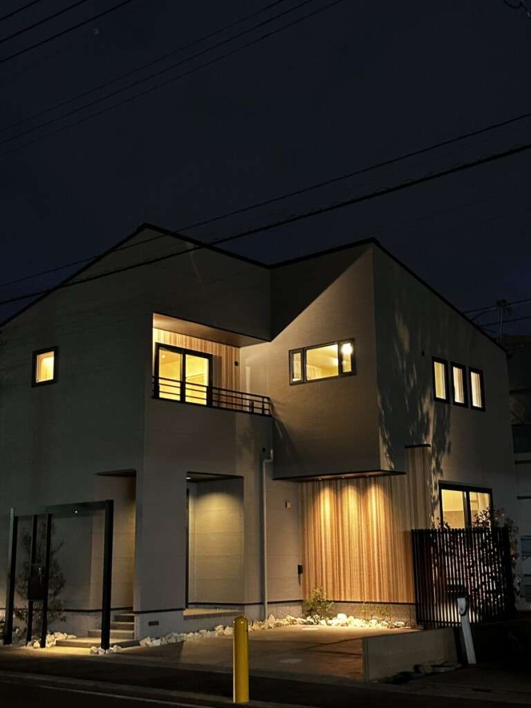 夜間に照明で浮かび上がるエクステリア全景。高級感のあるファサード