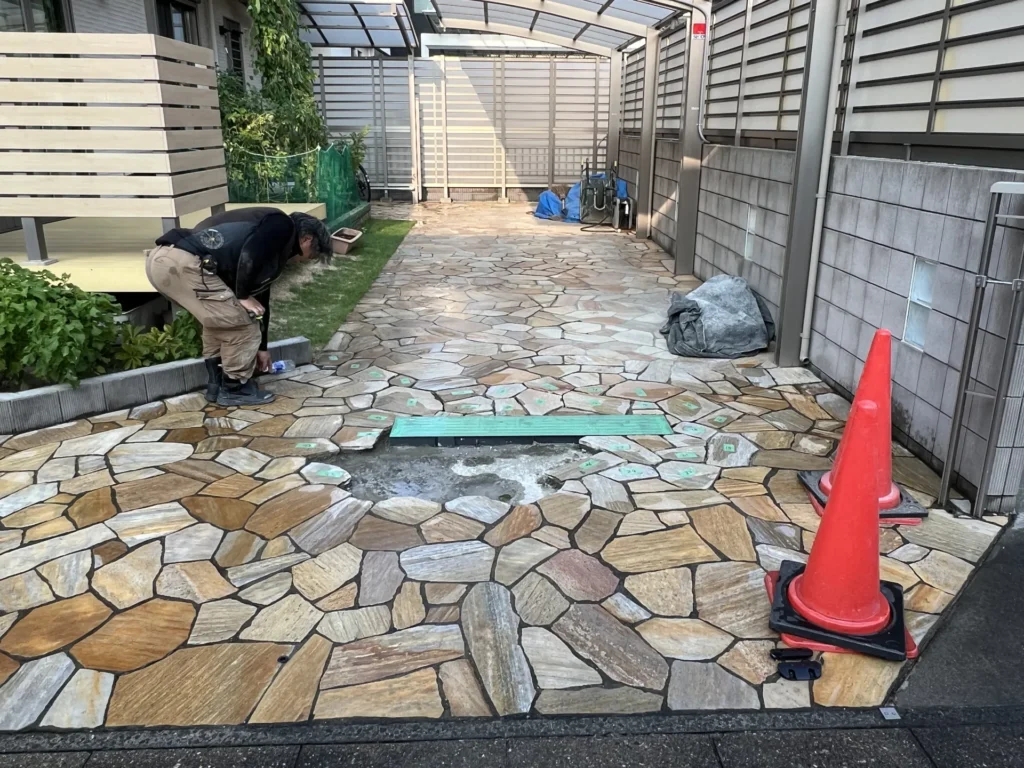 既存の乱形石を復旧している施工中の様子
