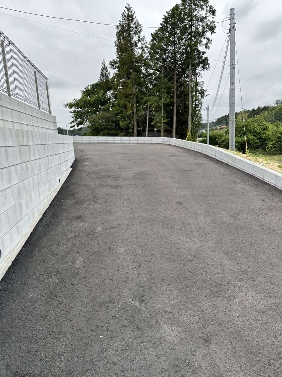 透水性有孔管による湧水対策を行った施工現場