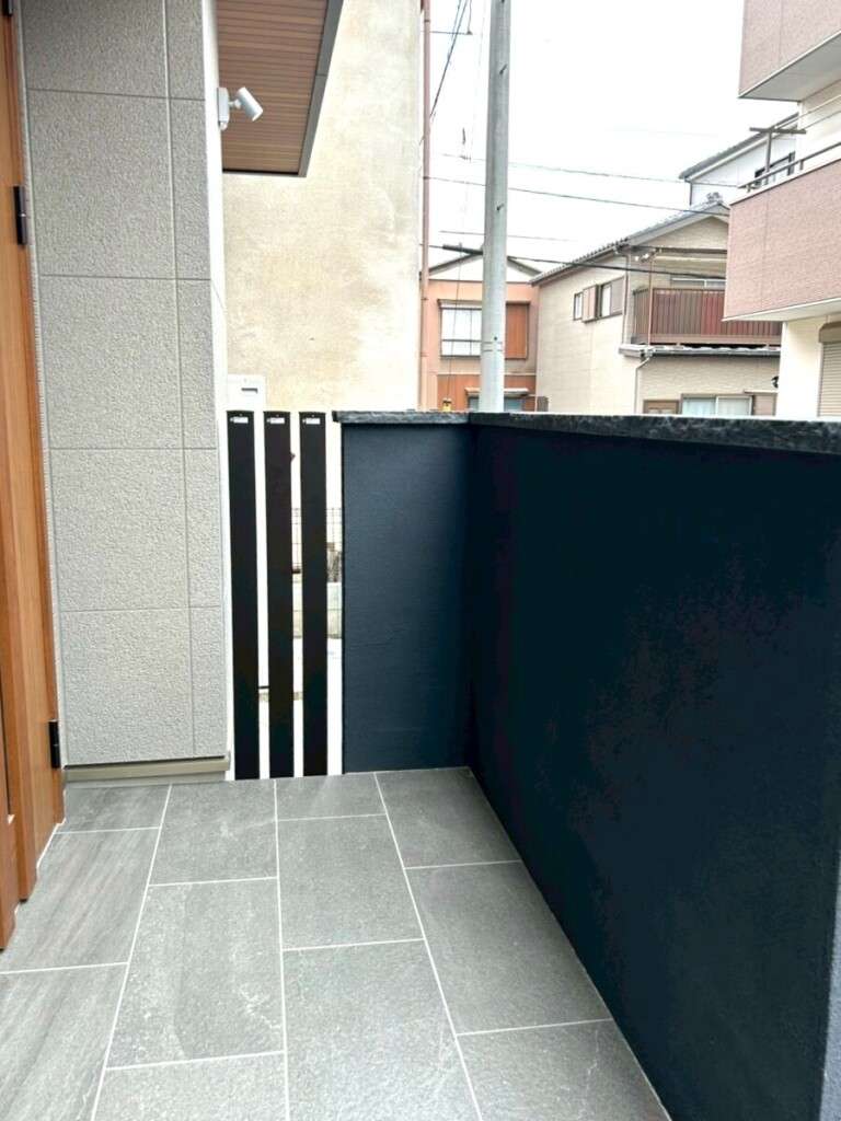 アルミ角柱を組み合わせたコーナー門柱と解放感あるデザイン