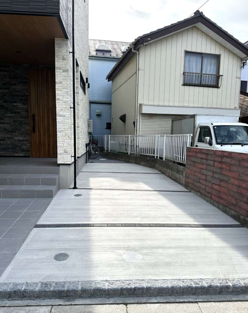 自転車置き場に続くレンガで見切った土間コンクリート