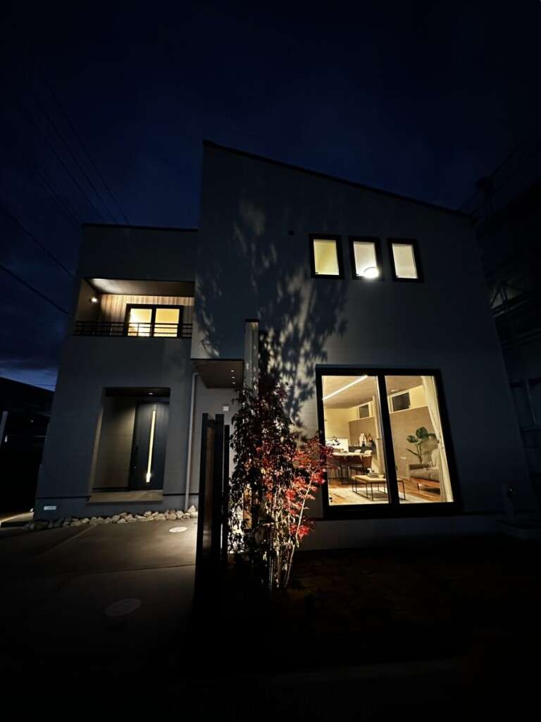 イロハモミジの影が映る住宅壁面