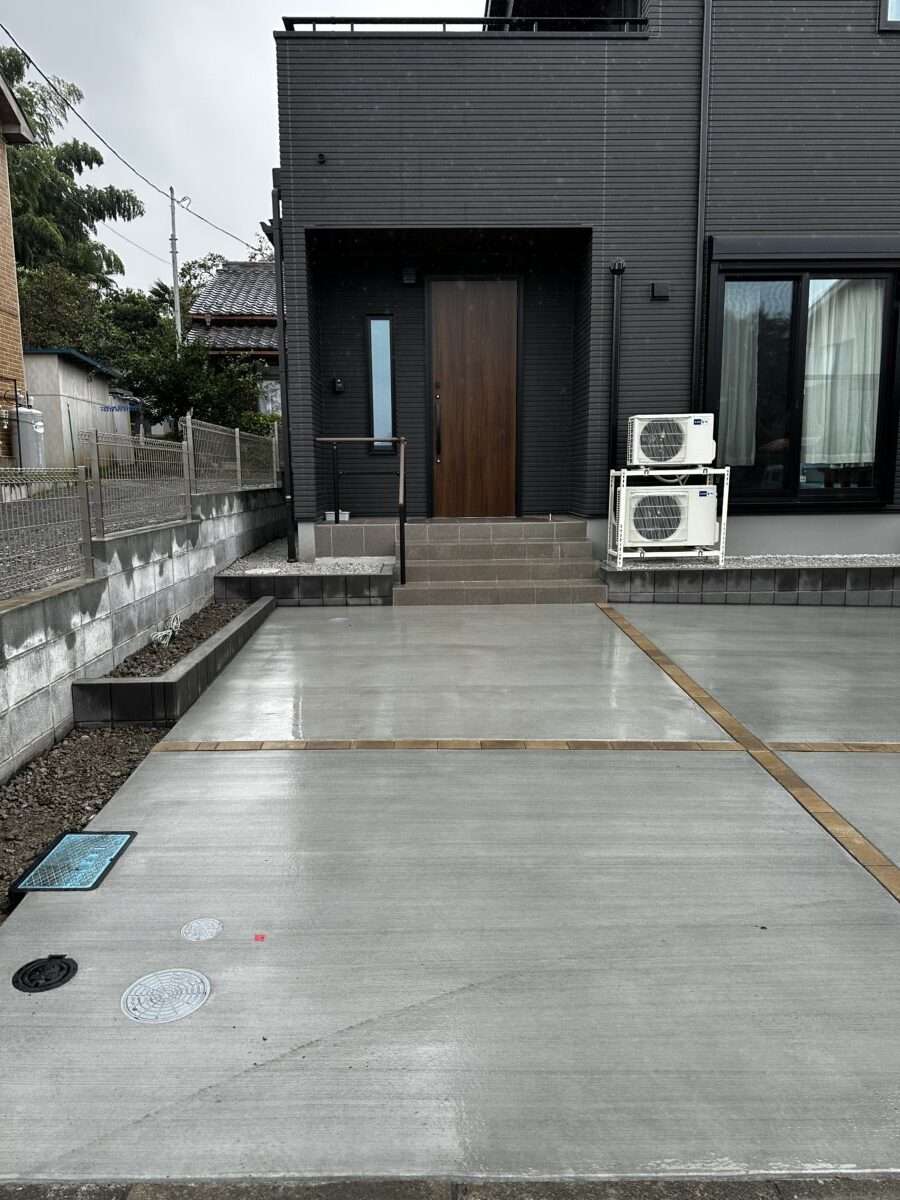 直線的なデザインで統一された玄関まわり