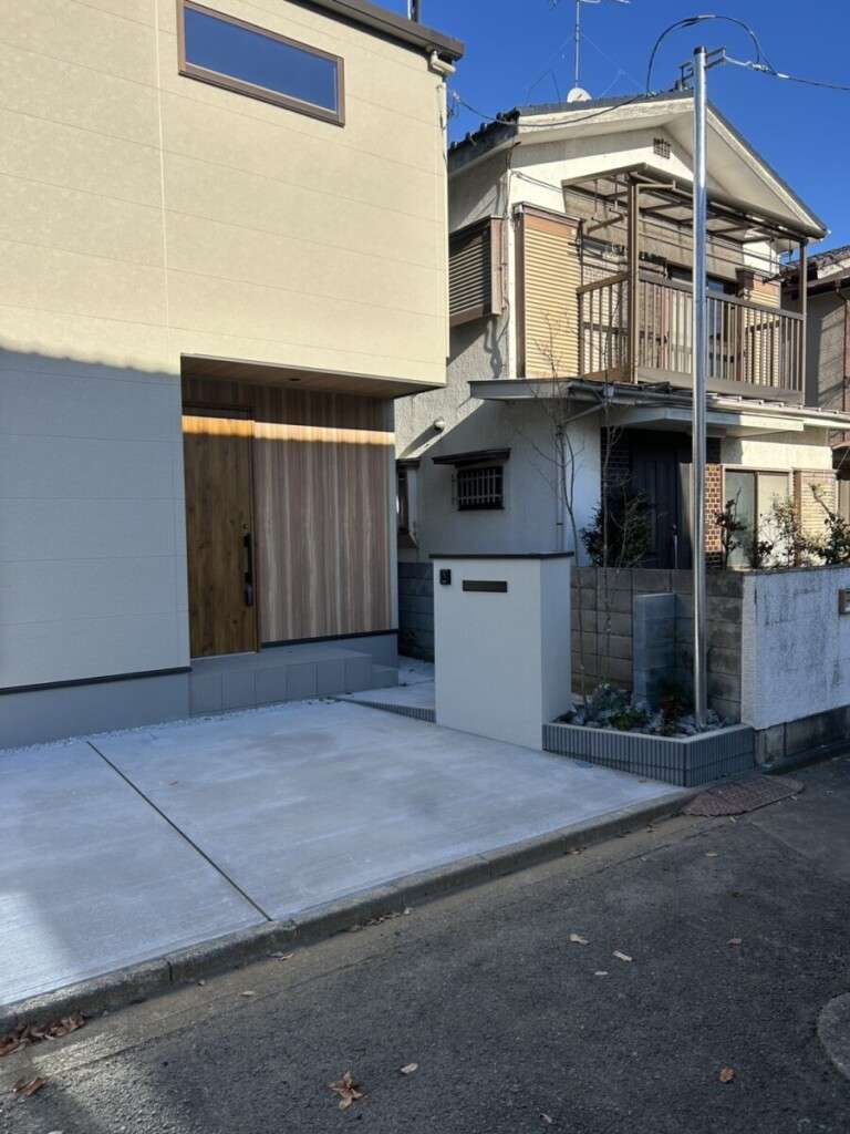 アオダモやセイヨウイワナンテンが彩る、奥行きのある門まわりのアプローチ。