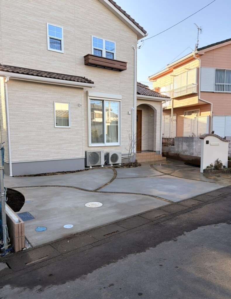 ベージュの建物に調和した、優しく柔らかな印象のオープン外構完成写真