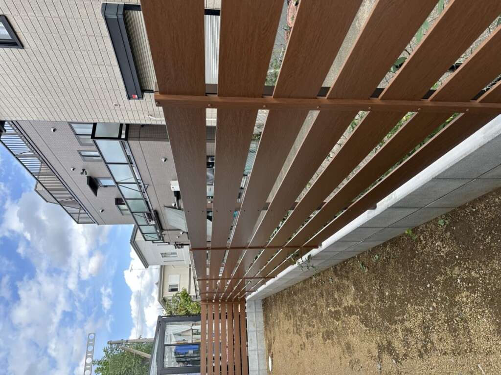 LDK前に設置された木目調の目隠しフェンス「マイティウッドプレミアム」