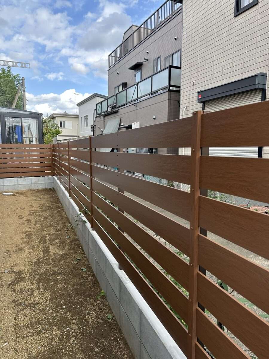 LDK前に設置された木目調の目隠しフェンス「マイティウッドプレミアム」
