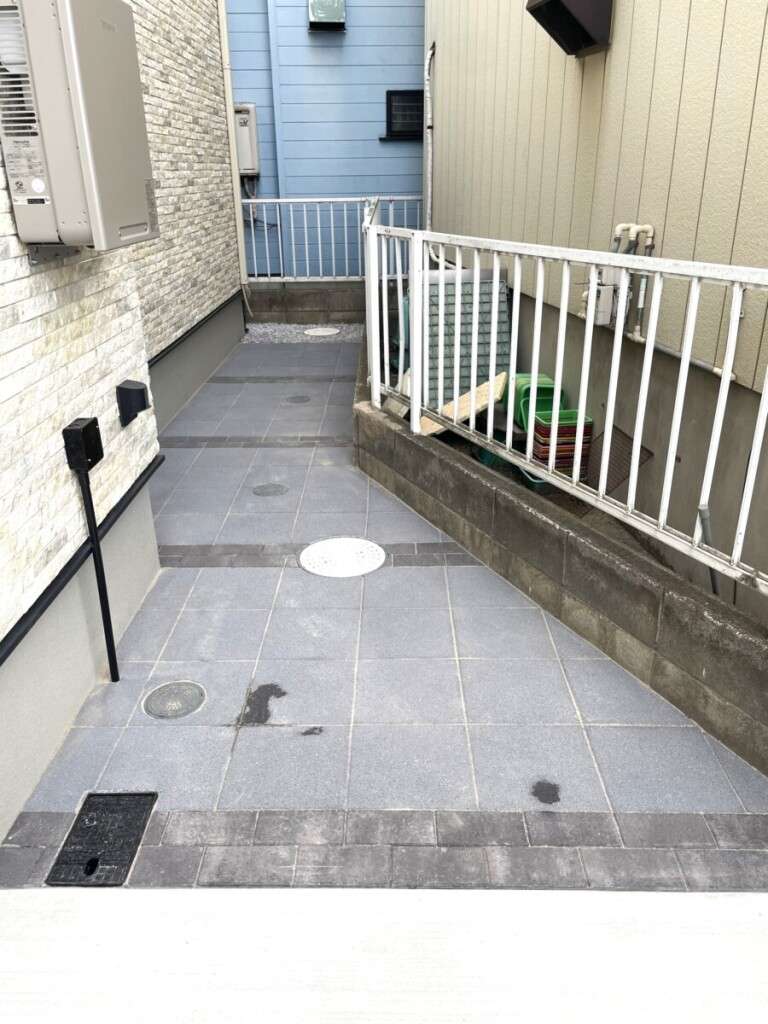 フラットに設計された自転車置き場と2種類のインターロッキング施工例