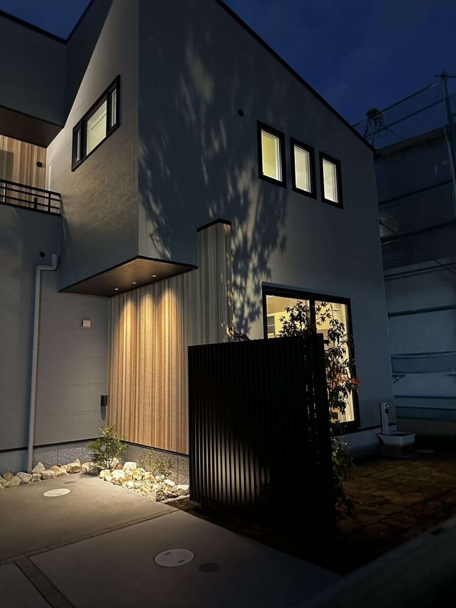 イロハモミジの影が映る壁面とダウンライトの光による空間演出