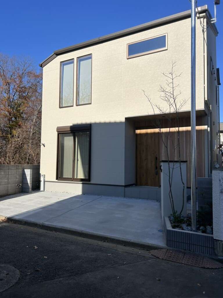 建物外観とエクステリアが調和した、川越市の新築外構のアプローチ１