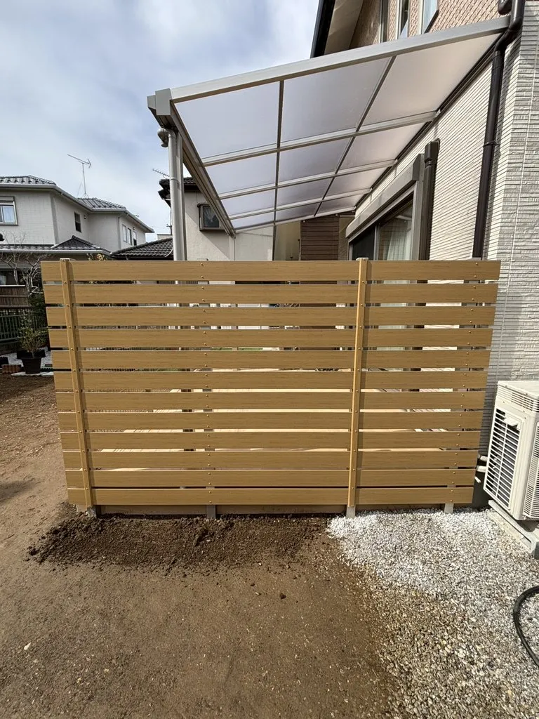 テラス屋根の側面に設置したF&Fの木調目隠しフェンス マイティウッドデコⅡ