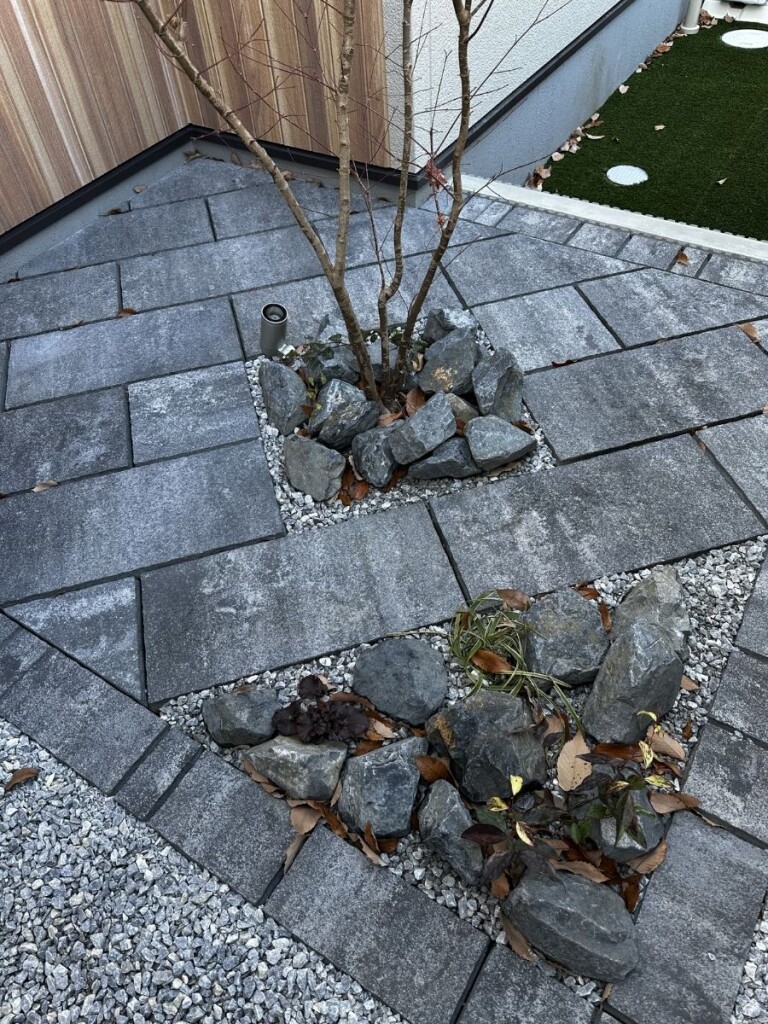 繊細な枝振りのイロハモミジと自然石を組み合わせた和モダンの植栽