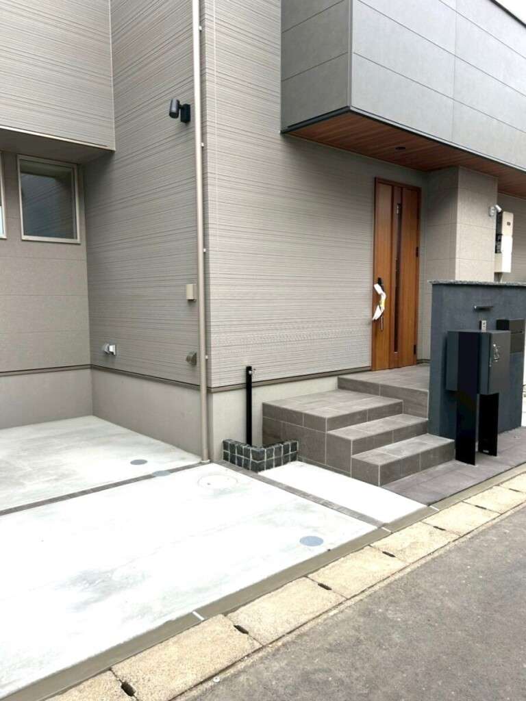 宅配ボックスとポストを組み込んだおしゃれな門柱デザイン