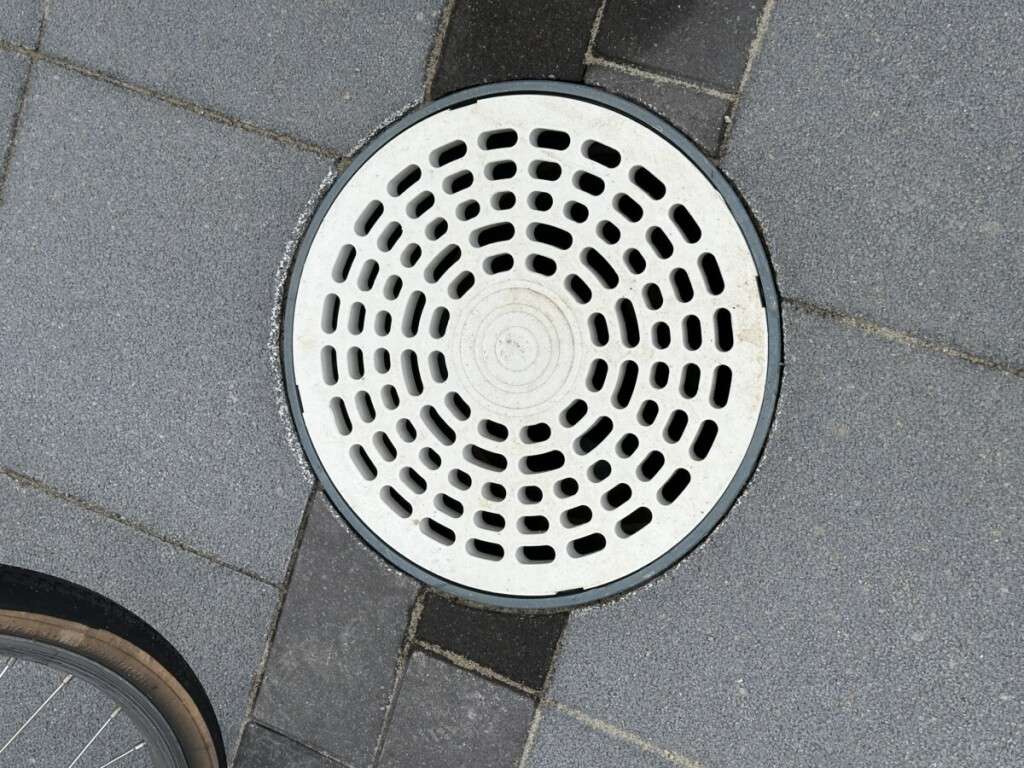 桝の形状に合わせてカット加工されたインターロッキングの仕上がり３