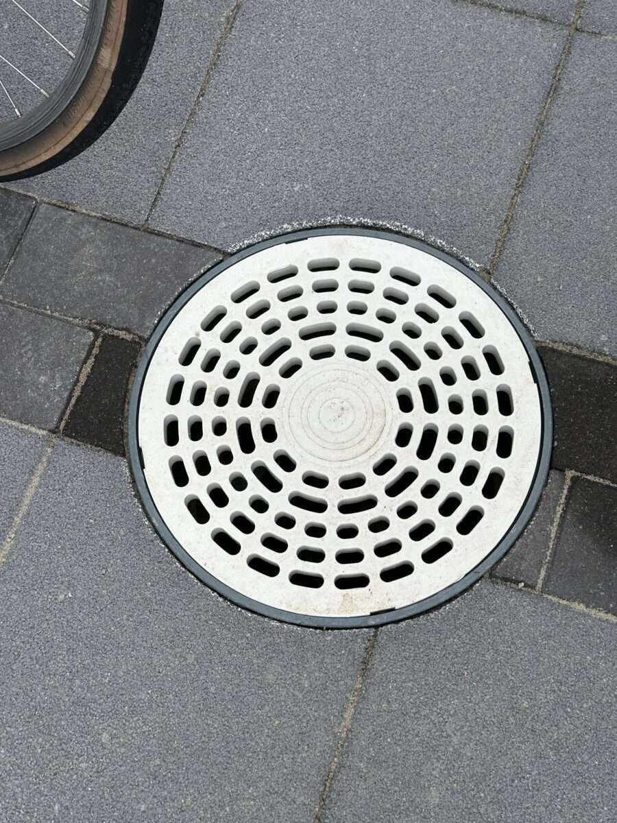 桝の形状に合わせてカット加工されたインターロッキングの仕上がり３