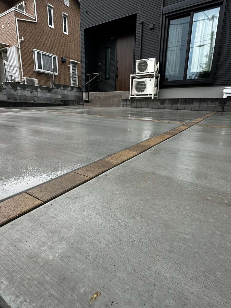 暖色系インターロッキングを目地に使用したコンクリートハケ引き仕上げのアップ