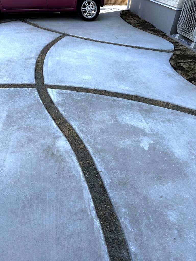 R形状の型枠施工で丁寧に仕上げたコンクリートスリットの細部