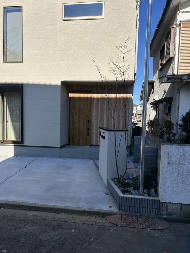 建物外観とエクステリアが調和した、川越市の新築外構のアプローチ2
