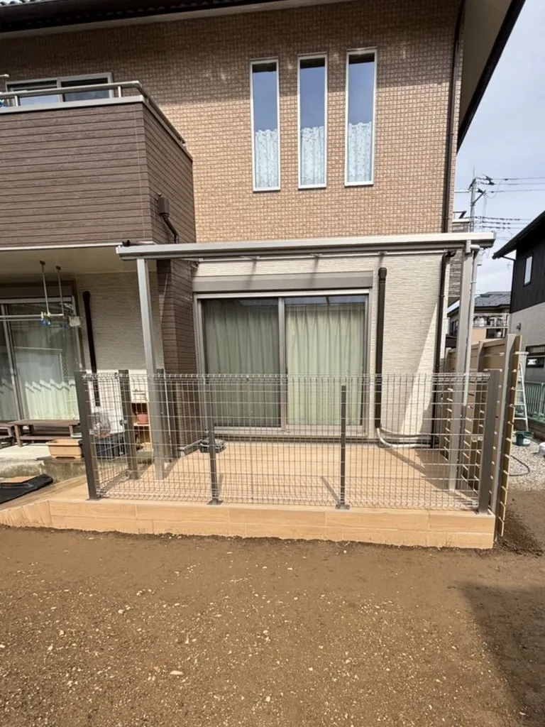 YKK APのテラス屋根ソラリアと木調目隠しフェンスで囲ったドッグランスペース