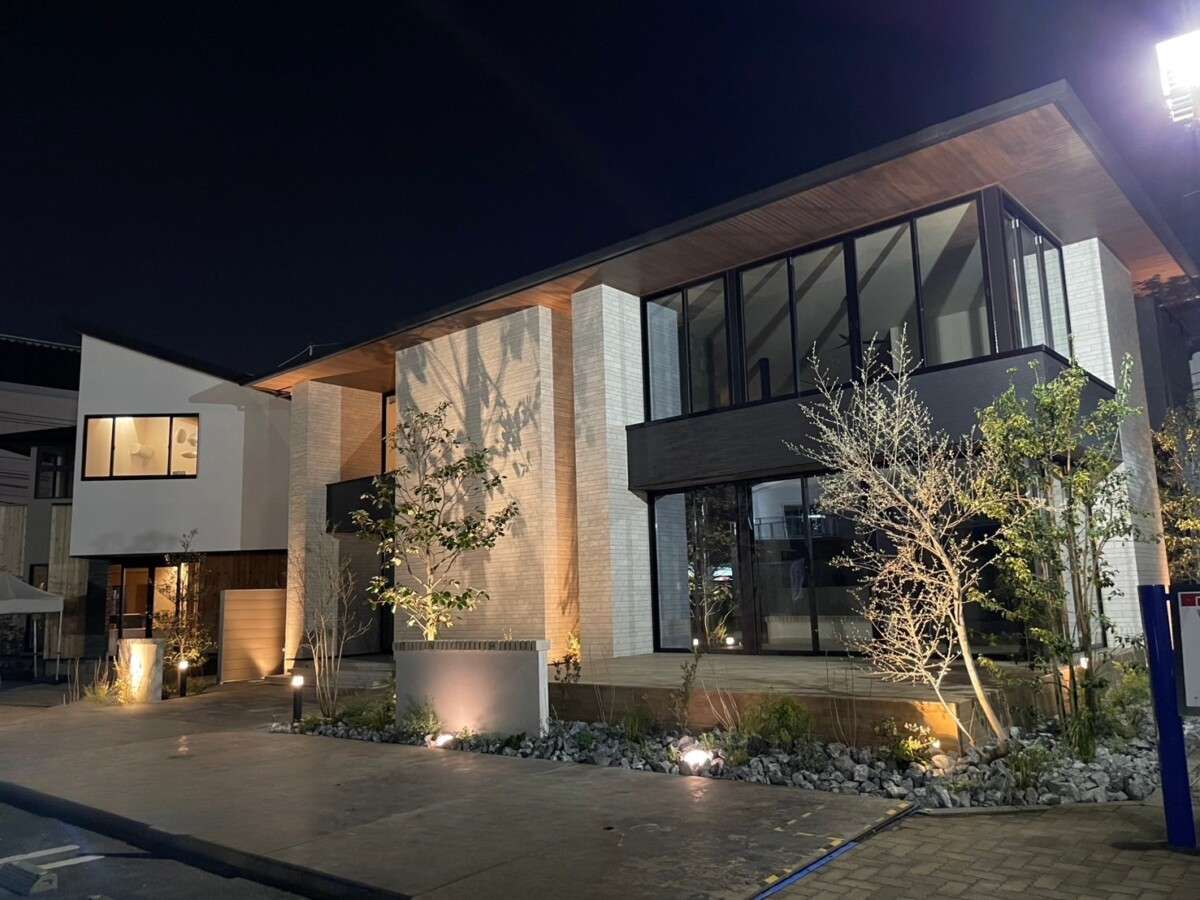 北欧モダンの外構　白い塗り壁と広いアプローチ、浮遊ステップ階段の住宅展示場