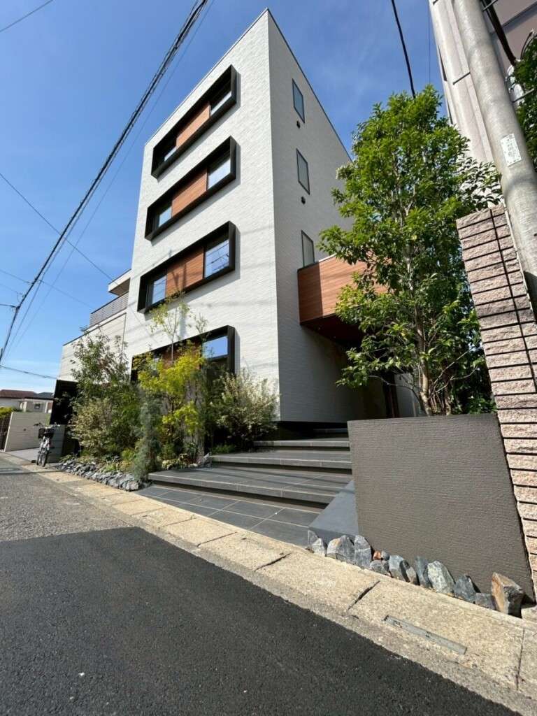 順木造4階建てのマンションの雰囲気に合わせた高級感のあるエントランス