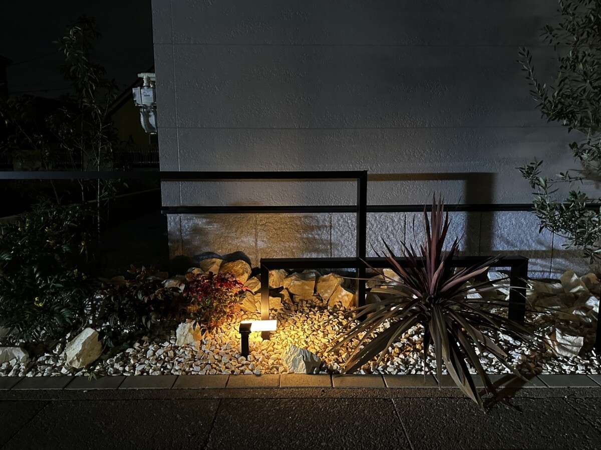 ゲートフレーム横に採用されたYKKプレリュードパーテーションと天然石の夕景