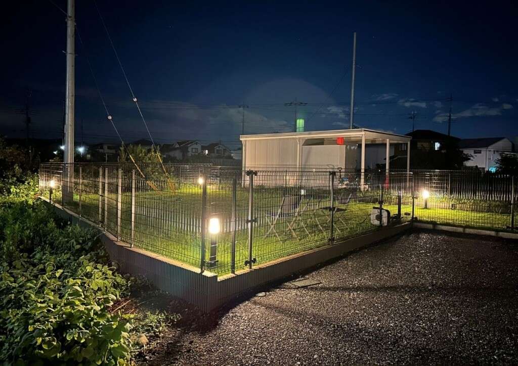 タカショー製のポールライトが設置された夜間対応の庭スペース