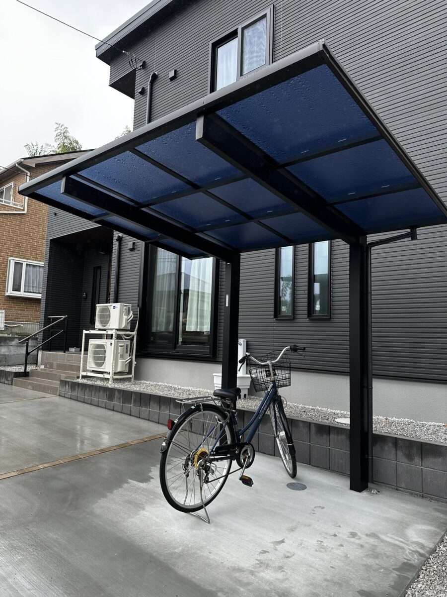 遮光性のある屋根パネルを採用した駐輪スペースの様子