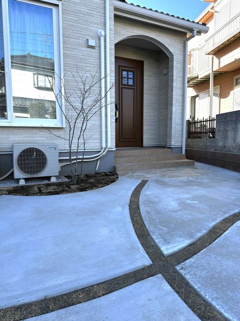 門柱と対になるよう建物側に配置したシンボルツリーのアオダモ