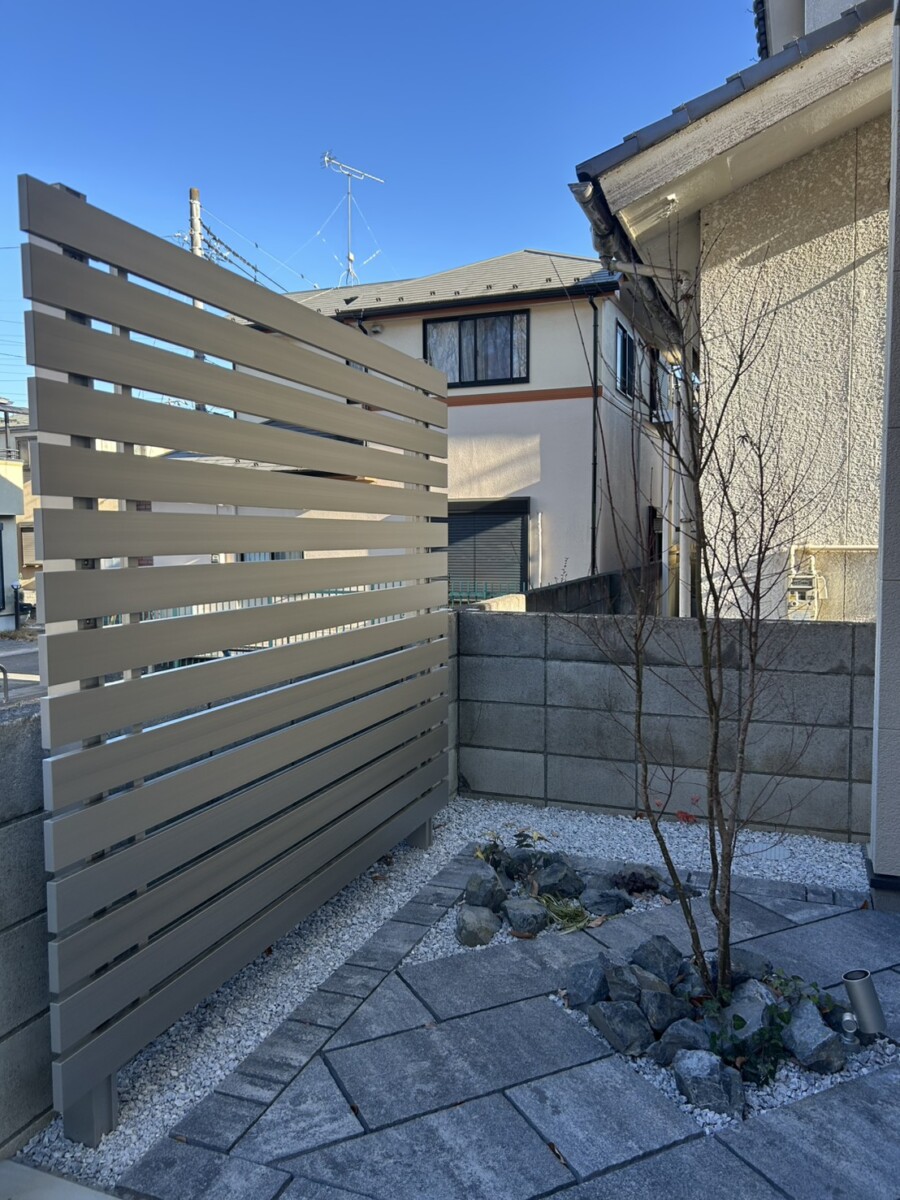 YKK AP ルシアススクリーンフェンスでプライバシーを確保した坪庭の目隠し