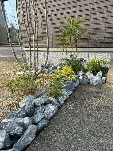 玄関ポーチ前の和風ロックガーデン風植栽アップ