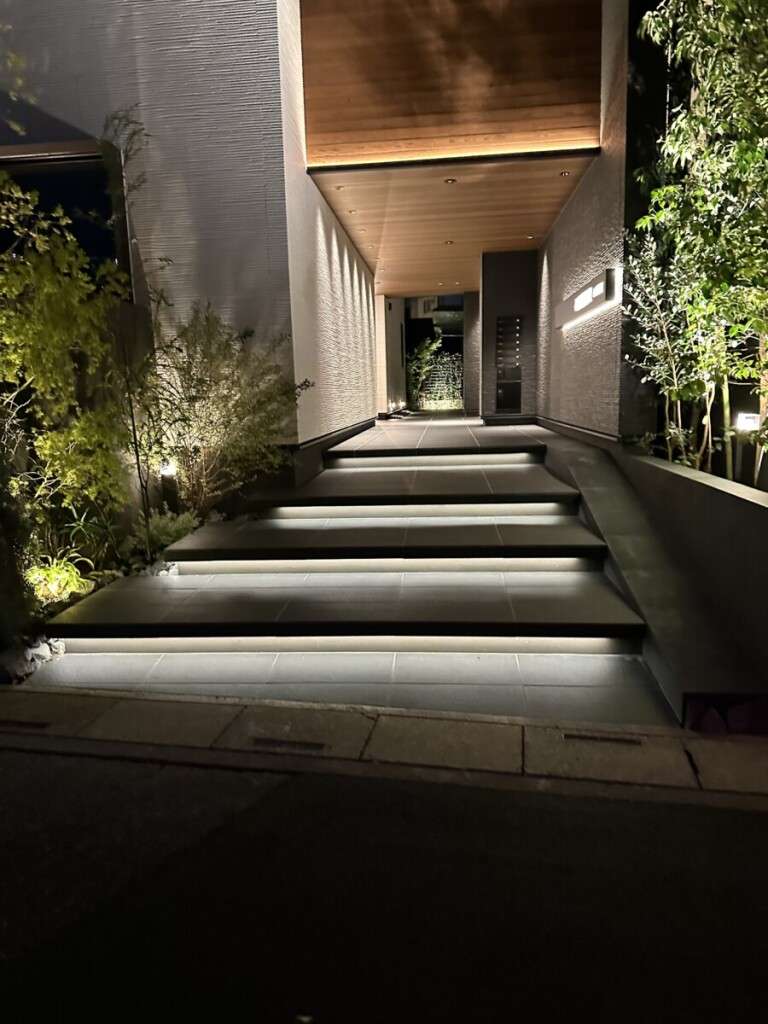 ステップ下に仕込まれたライン照明が映える夜の外構
