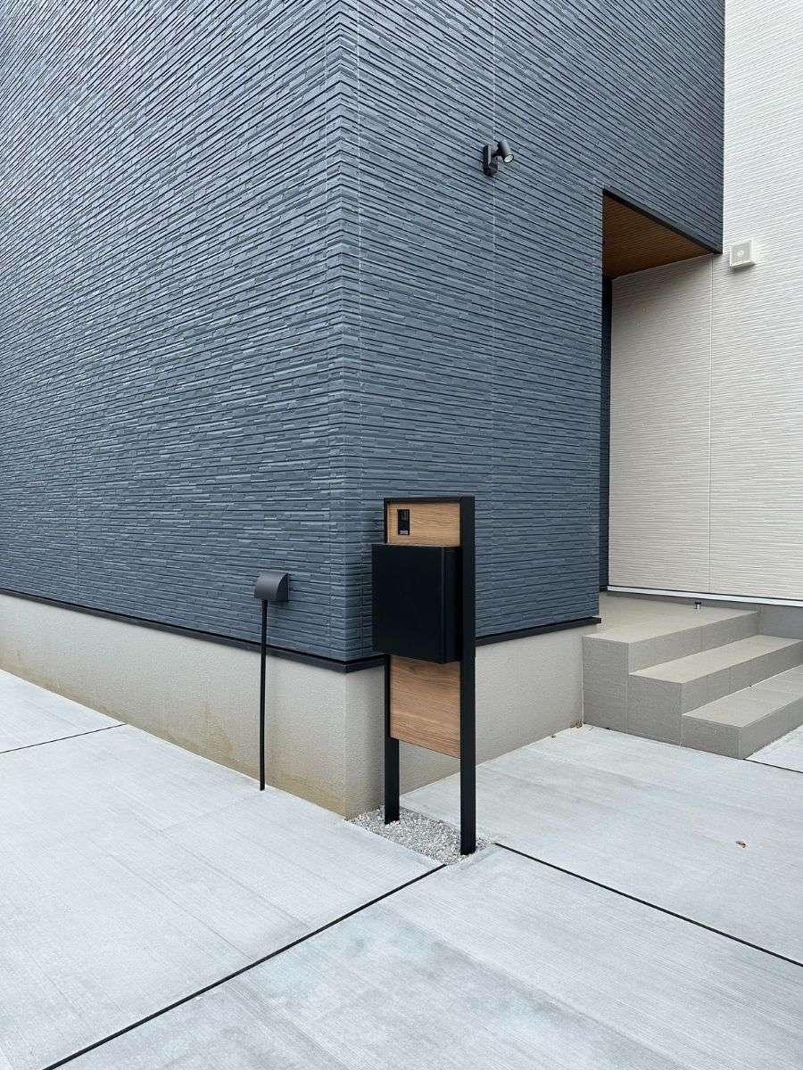 建物と調和するおしゃれなLIXIL機能門柱FS