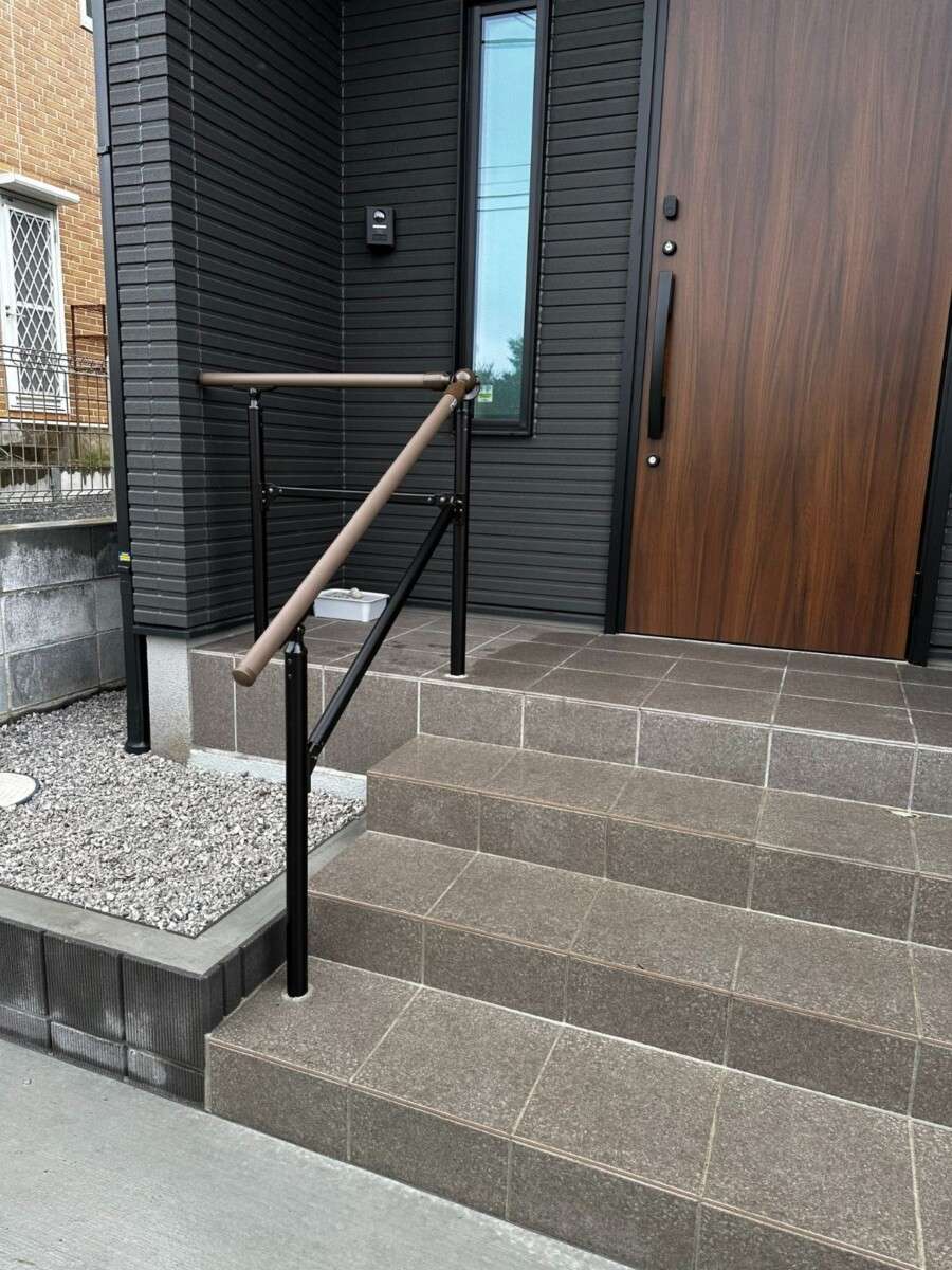 玄関ポーチと一体感のある階段デザインと安全面に配慮した手すり